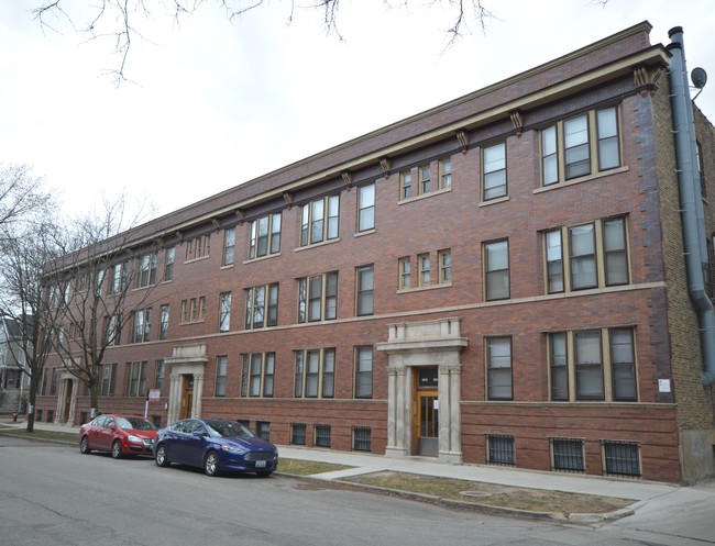 Building Photo - 3900 N Greenview Ave