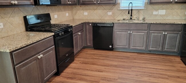 Building Photo - 2106 Benjamin Park