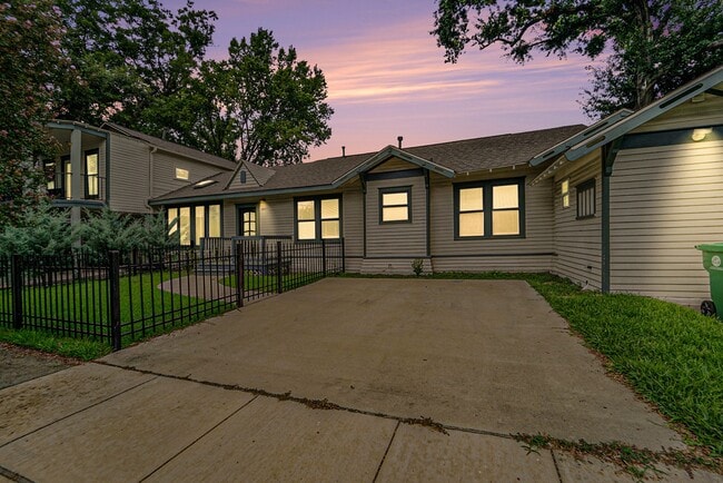 Building Photo - 2821 Morrison St