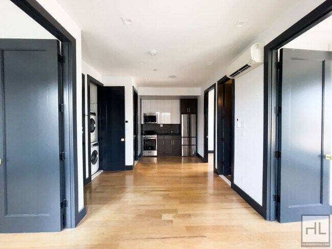 Building Photo - Convenient South Slope Location / Modern 3...