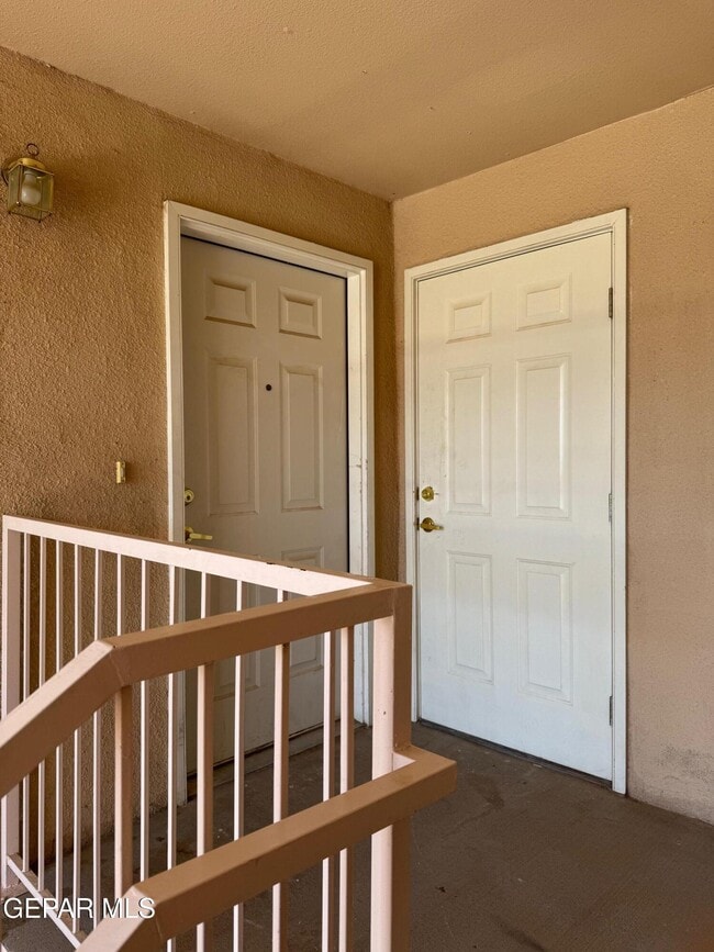 Building Photo - 6027 Brook Hollow Dr