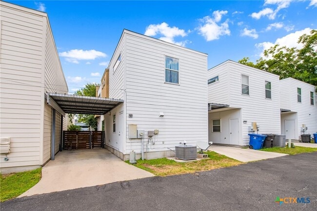 Building Photo - 704 N Cherry St