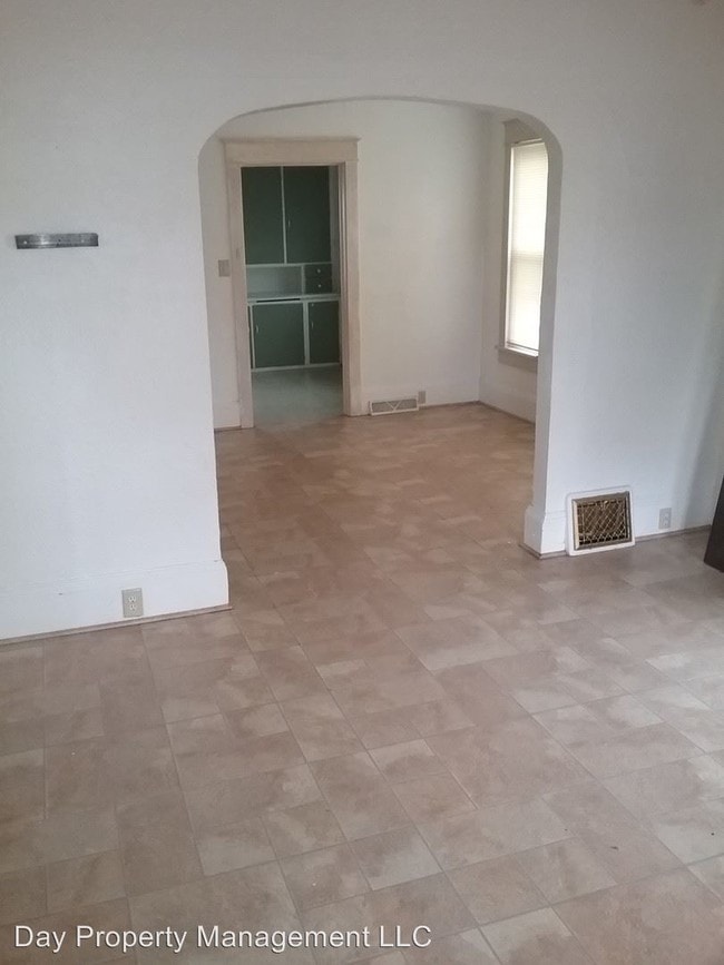 Building Photo - 344 1st St