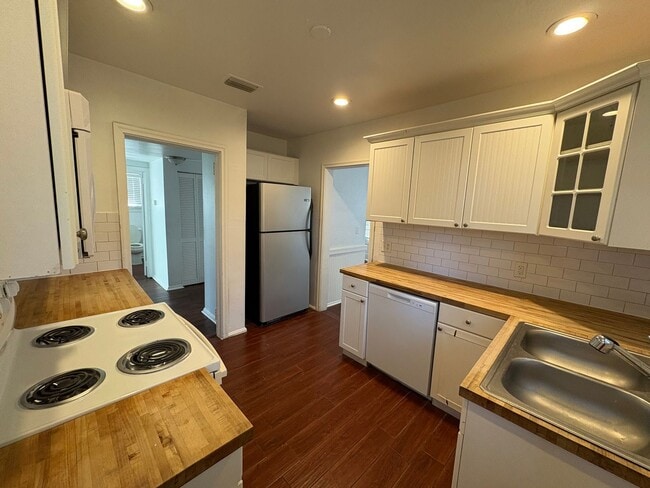 Foto del edificio - Charming 2-Bedroom, 1-Bath Home with Hardwood Floors & Cozy Enclosed Porch