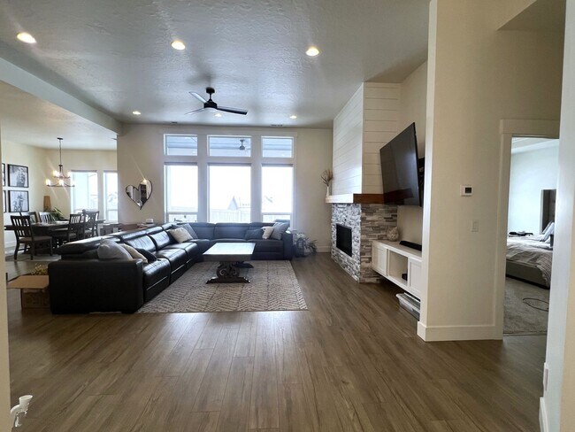 Building Photo - Gorgeous 3 bed 2 ba home in the perfect Me...