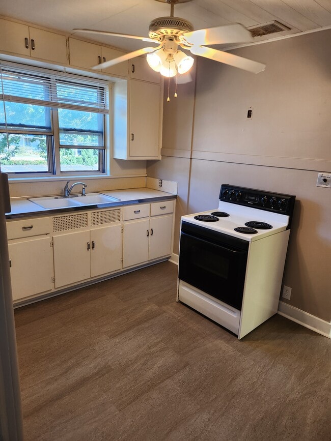 Kitchen - 610 Sycamore St