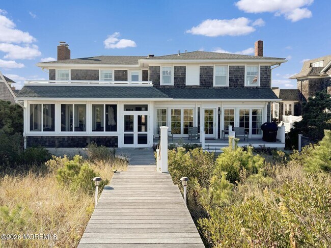 Building Photo - 985 East Ave