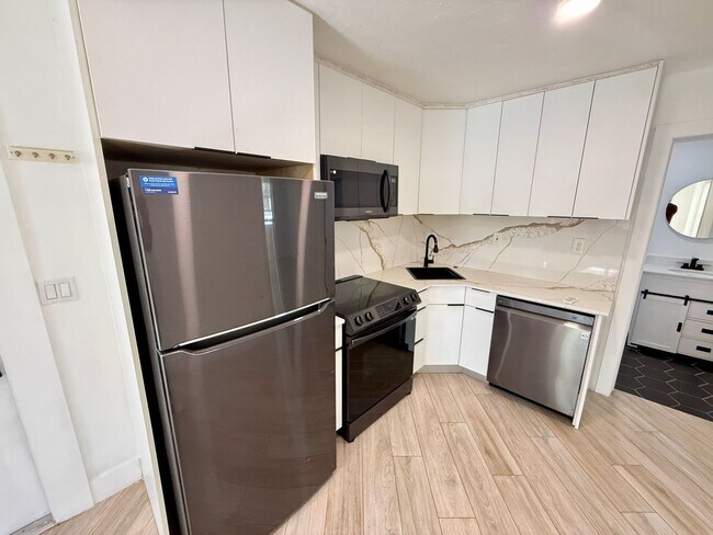 Building Photo - Spacious and Remodeled 2 bed 1 bath with parking!!!