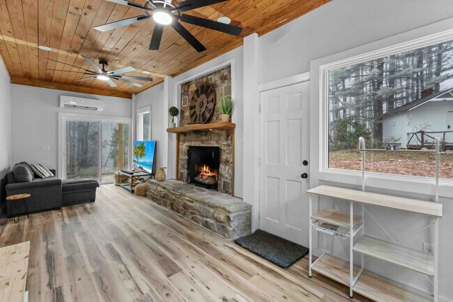 Building Photo - 124 Glad Tidings Ln