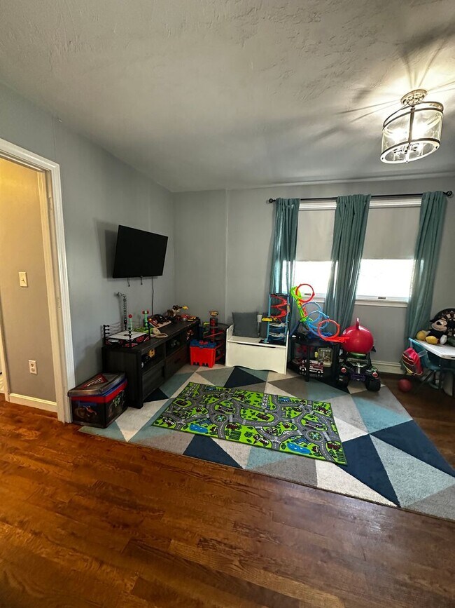 Building Photo - Charming 3 Bed, 3 Bath Home with Finished ...