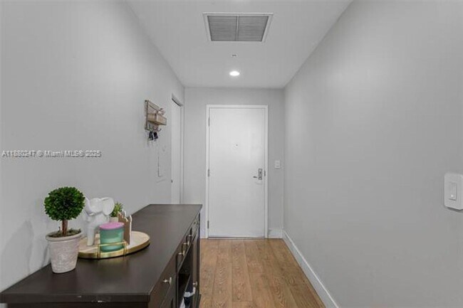 Foto del edificio - 7901 Hispanola Ave