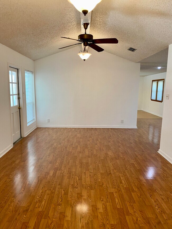 Foto del edificio - 1809 Portland Dr