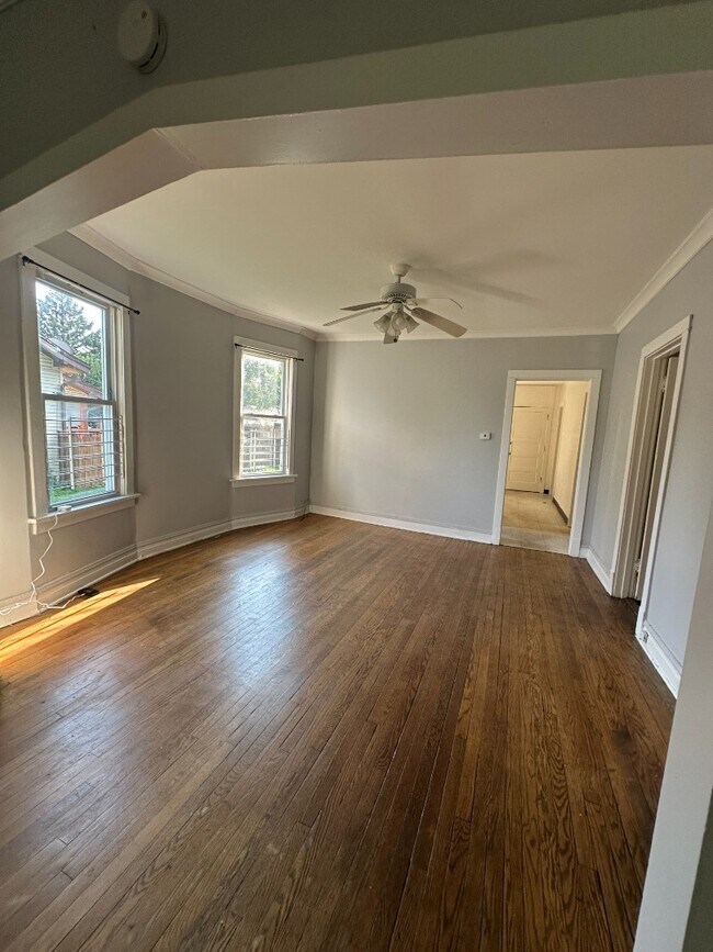 Foto del edificio - Spacious 2BR Apartment in Roseland – Off-Street Parking & Shared Laundry!