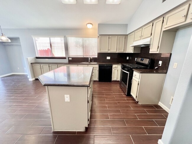 Foto del edificio - $2,195 Milburn & Herndon, 4 Bedroom Home -...