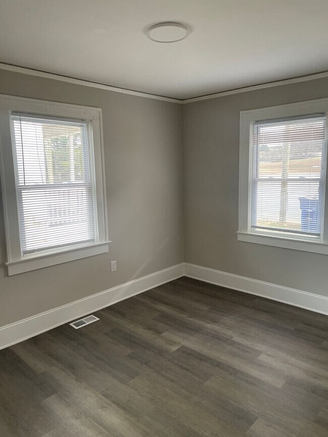 Foto del edificio - 635 W Northwest Blvd