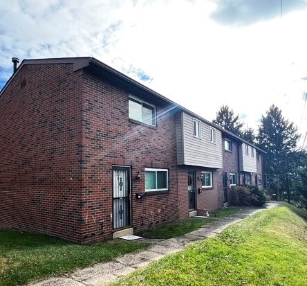 Front of building - 400 Brierly Ln (West Mifflin, PA) Townhome