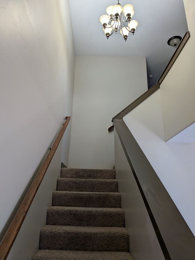 Building Photo - 3 bed 1.5 bath IMMACULATE END-UNIT Townhome in the Meadows