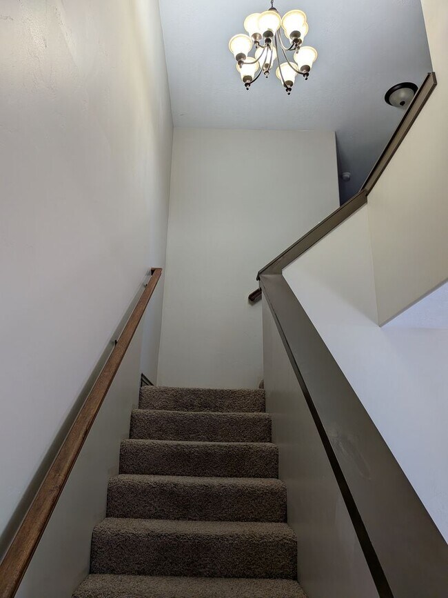 Foto del edificio - 3 bed 1.5 bath IMMACULATE END-UNIT Townhome in the Meadows