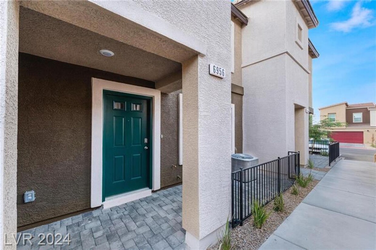 Foto principal - Brand New D.R. Horton Townhome in Gated No...