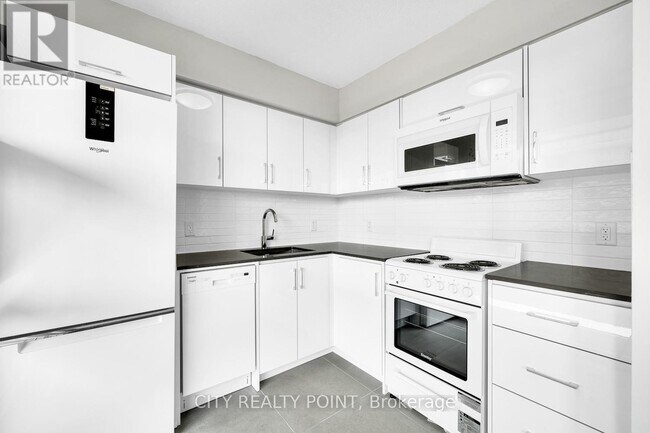 Building Photo - 33-1133 Isabella St