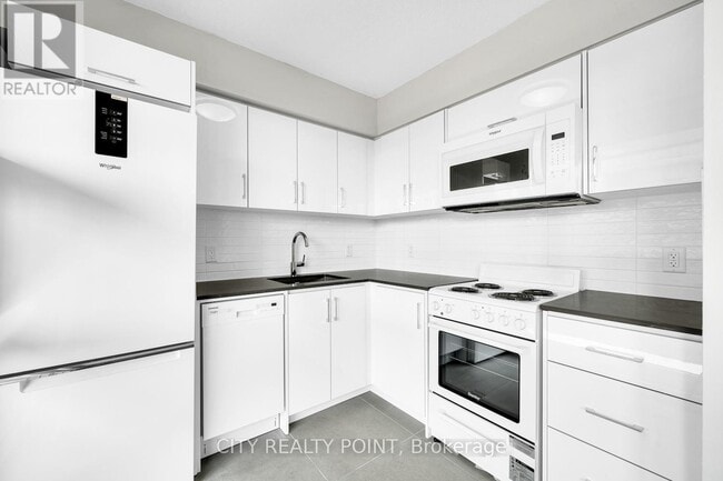 Building Photo - 33-2533 Isabella St