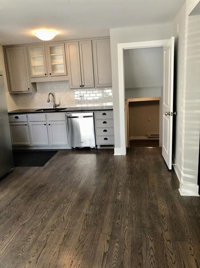 Foto del edificio - 4240 Gilbert Ave