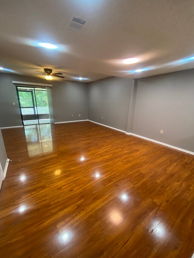 Building Photo - 10125 Lake Oak Cir