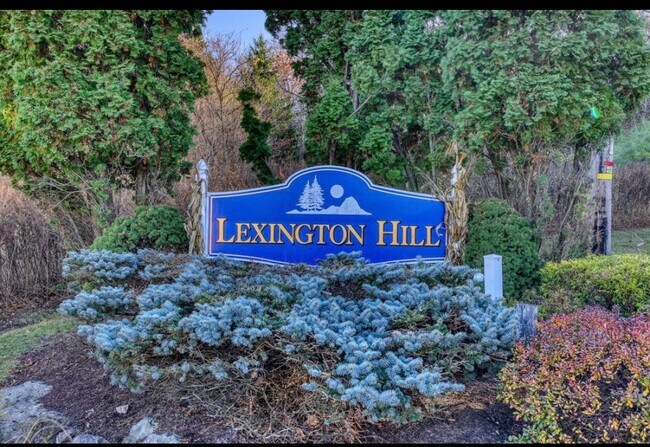Building Photo - 2 Lexington Hl