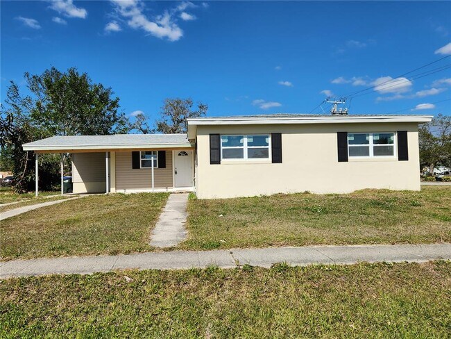 Frente - 8010 Hyde Park Ave