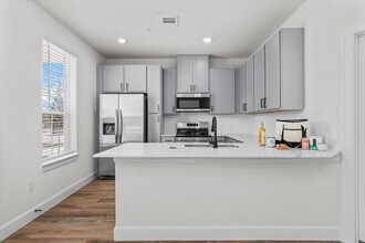 Building Photo - The Cottage Green - Baytown
