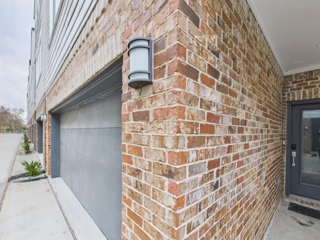 Building Photo - 754 W Donovan St