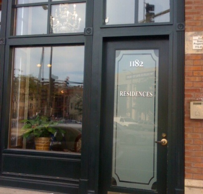 Foto del edificio - 1182 N Milwaukee Ave