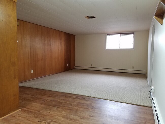 Building Photo - 2+ Bedroom 1 Bath Apartment