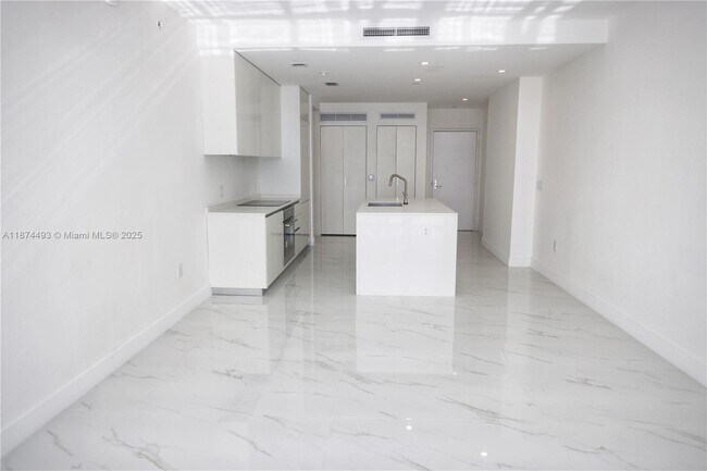 Foto del edificio - 700 NE 24th St