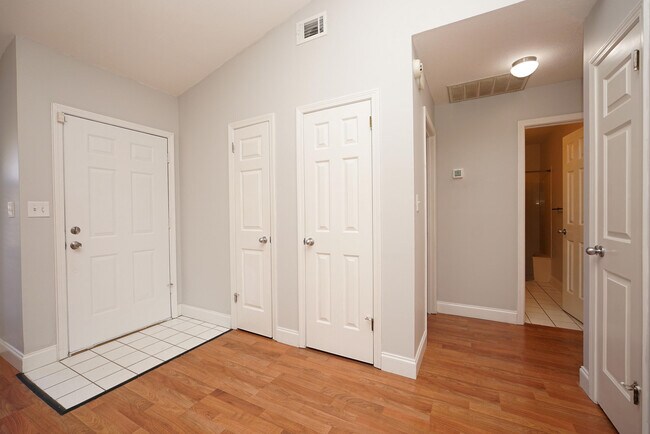 Building Photo - 243 Parkwood Cir