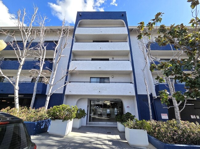 Front of building - 10982 Roebling Ave