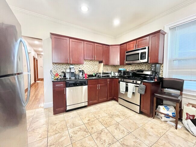 Building Photo - 5 Iroquois St