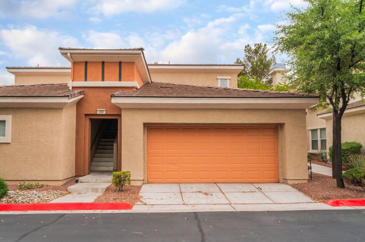 Foto principal - Beautiful, upgraded 2 story townhouse unit...