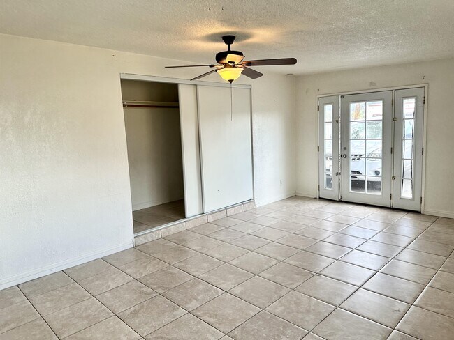 Building Photo - 871 Avocado Ave