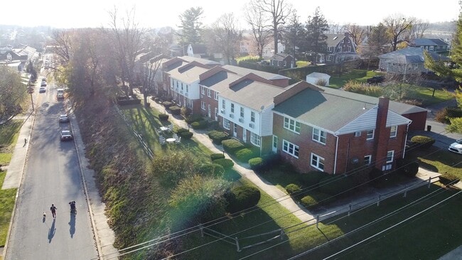 Building Photo - 339 E Walnut St