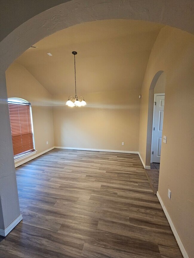Building Photo - (3) Bed/(2) Bath in Tecumseh Ridge Avail Now!