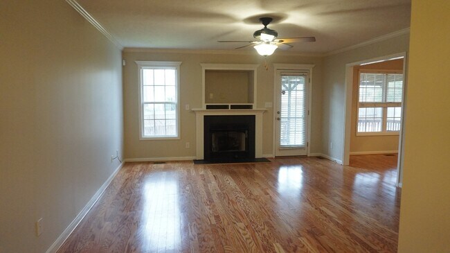 Building Photo - 5607 Miranda Dr