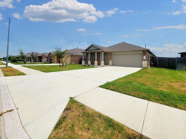 Foto del edificio - Modern & Spacious 3BR/2BA Home with Covere...