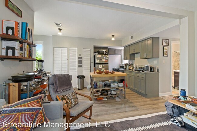 Building Photo - 2 br, 1 bath House - 207 R St NW #7