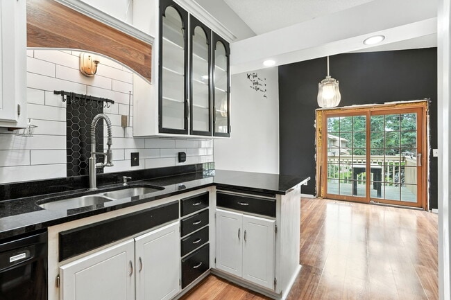 Foto del edificio - 14865 Lower Endicott Way