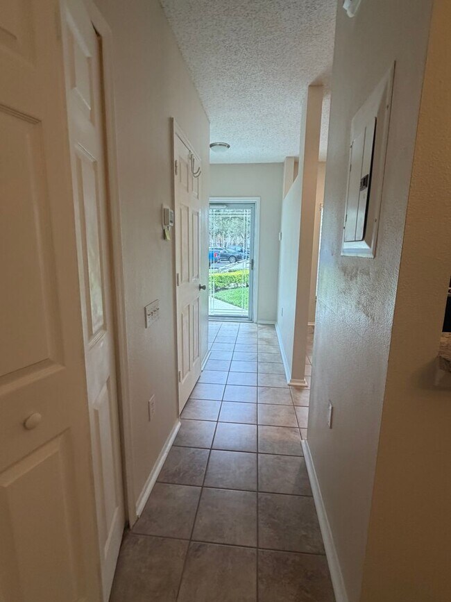 Foto del edificio - Beautiful 2 Bedroom, 2.5 Bath Townhome in Private Gated Community Of Hunter's Key In New Tampa