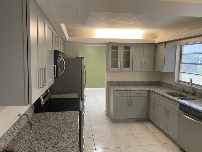 Building Photo - 1123 Queen Elaine Dr