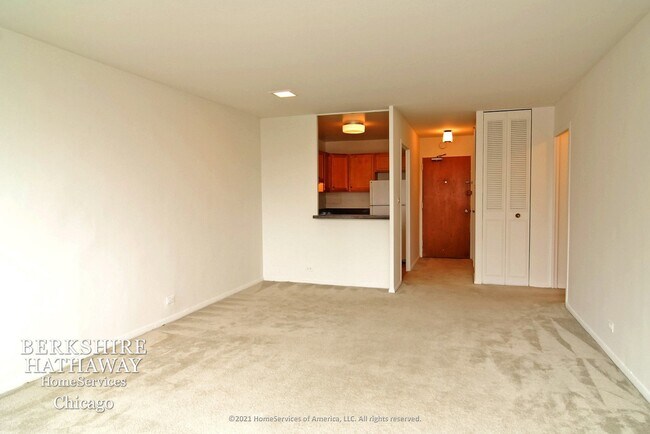 Building Photo - 555 W CORNELIA Avenue