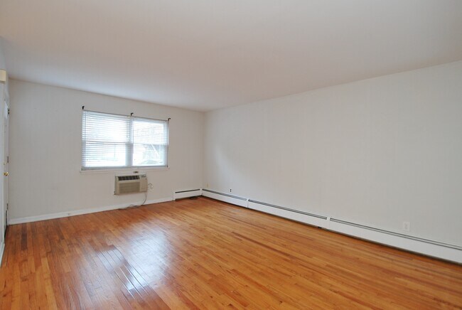 Foto del edificio - 77 Webb Ave