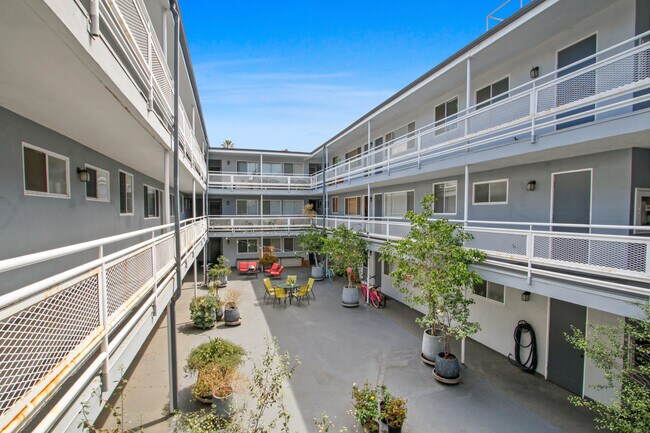 Foto del edificio - 303 California Ave, 3 blocks to the beach, North of Wilshire!